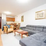 Chic 3Bdr - Beautiful Neighbourhood
