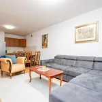 Chic 3Bdr - Beautiful Neighbourhood