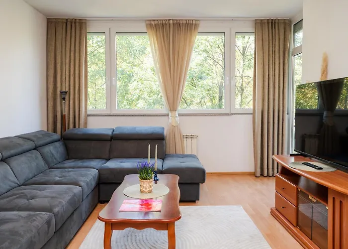 Chic 3Bdr - Beautiful Neighbourhood