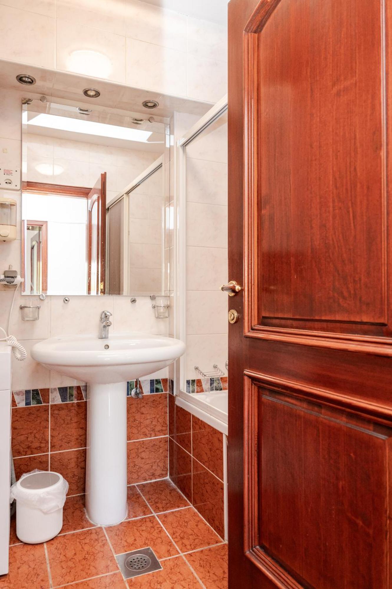 Chic 3bdr - Beautiful Neighbourhood Apartment