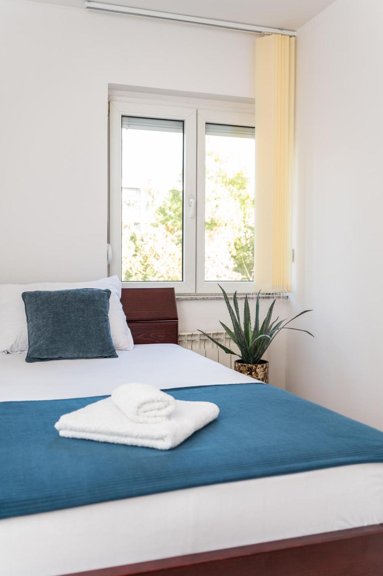Apartment Chic 3bdr - Beautiful Neighbourhood *