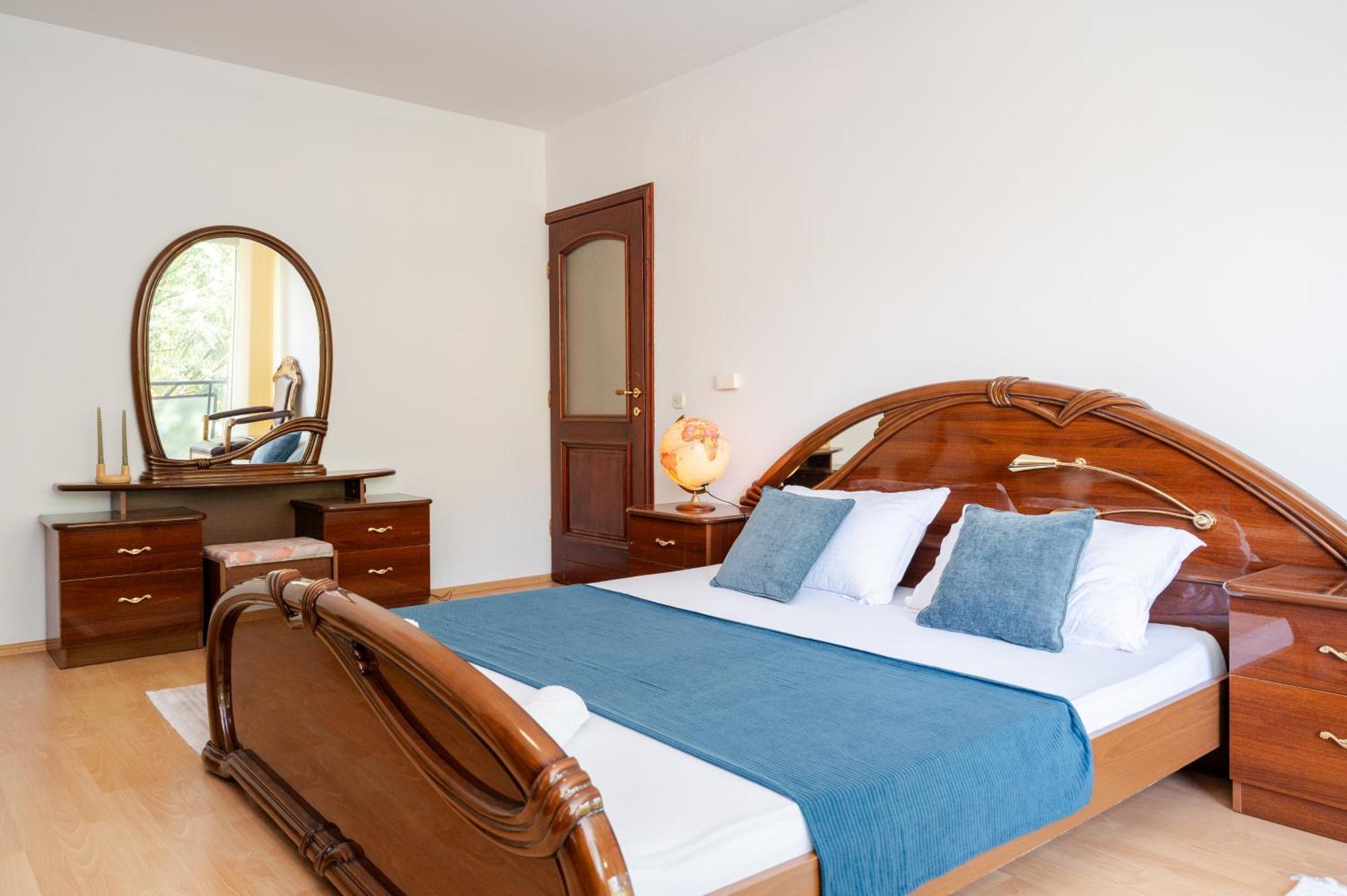 Chic 3bdr - Beautiful Neighbourhood Apartment *